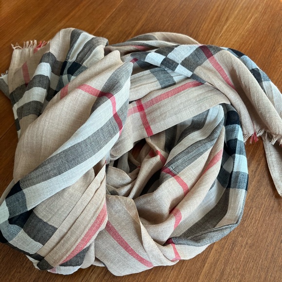 The iconic Burberry scarf. Measurements 28 by  84 inches. - Picture 2 of 5